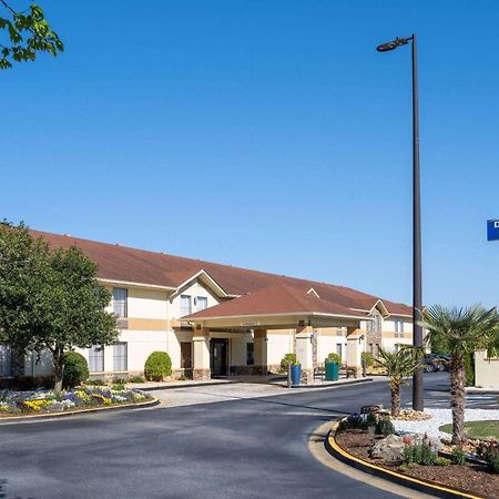 Days Inn & Suites By Wyndham Commerce Exterior photo