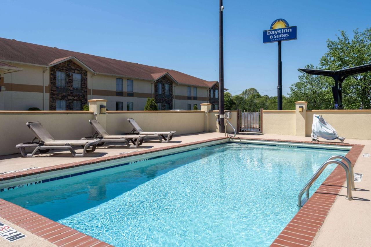 Days Inn & Suites By Wyndham Commerce Exterior photo