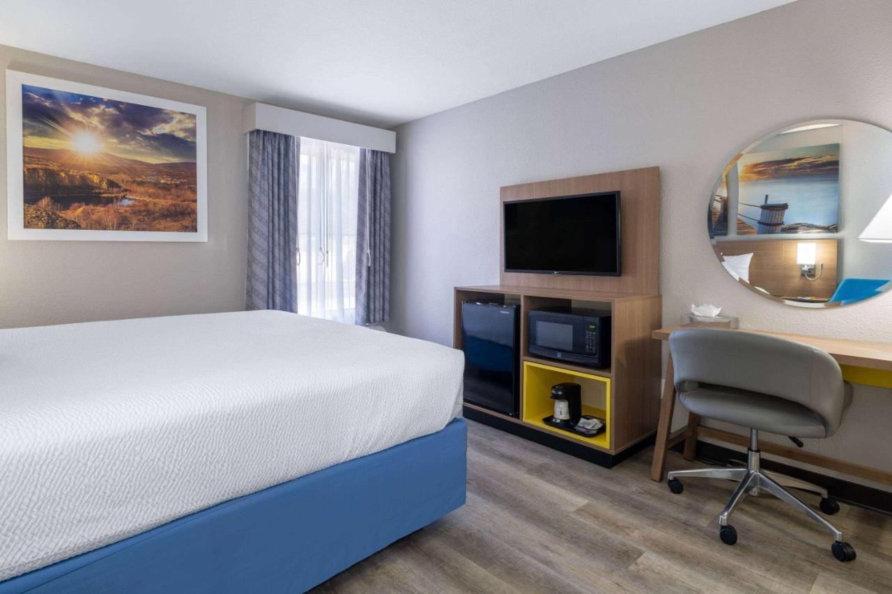 Days Inn & Suites By Wyndham Commerce Exterior photo
